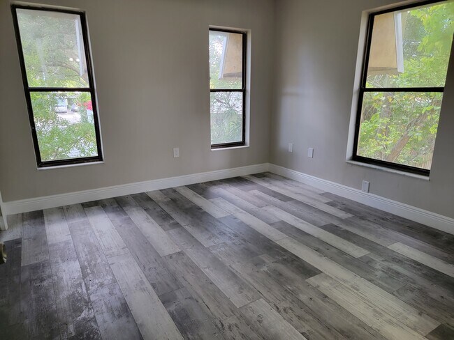 Building Photo - 5008 Manatee Ave W