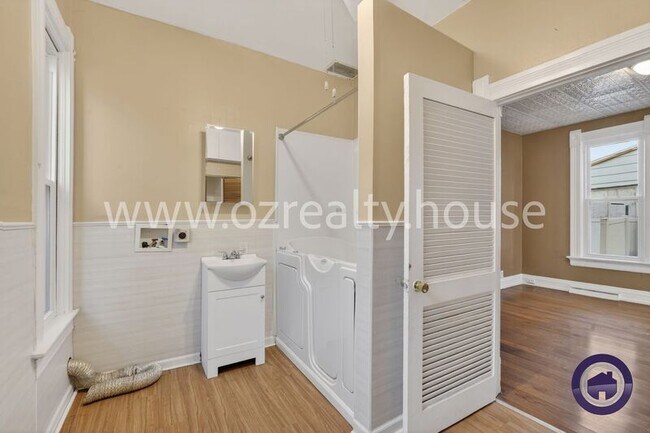 Building Photo - 837 Lorain St