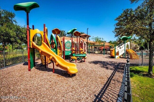 Building Photo - 215 Richmond Dr