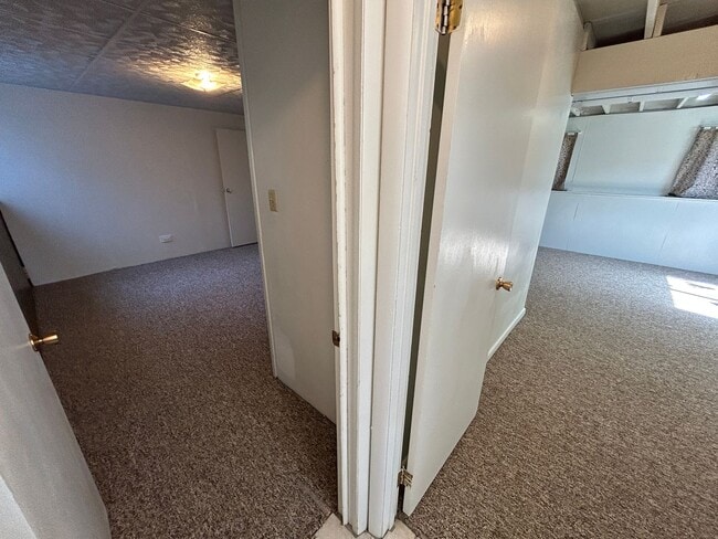 Building Photo - 5 Bed 2 Bath Home with 2 Car Attached Garage in Quiet Nice Neighborhood.