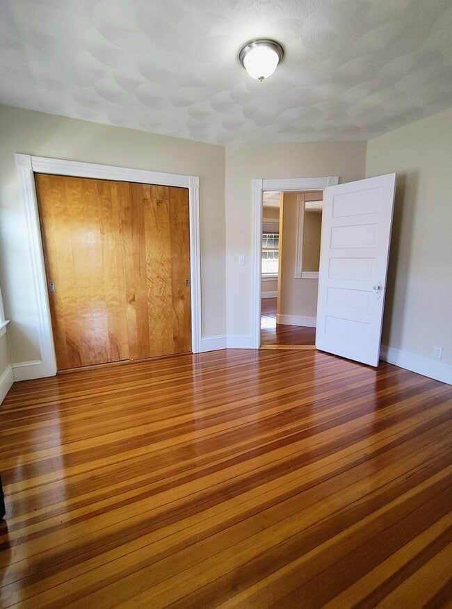 Building Photo - ***Providence/Elmhurst – Two Bed with all ...