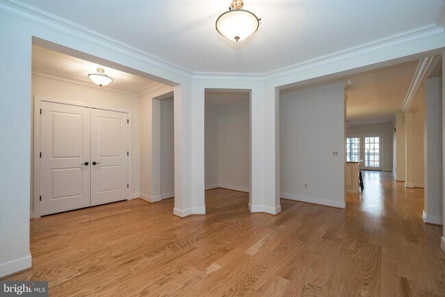 Building Photo - 510 Wellington Square