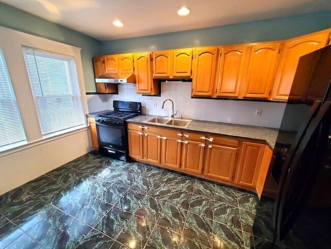 Building Photo - 32 Glenrose Rd