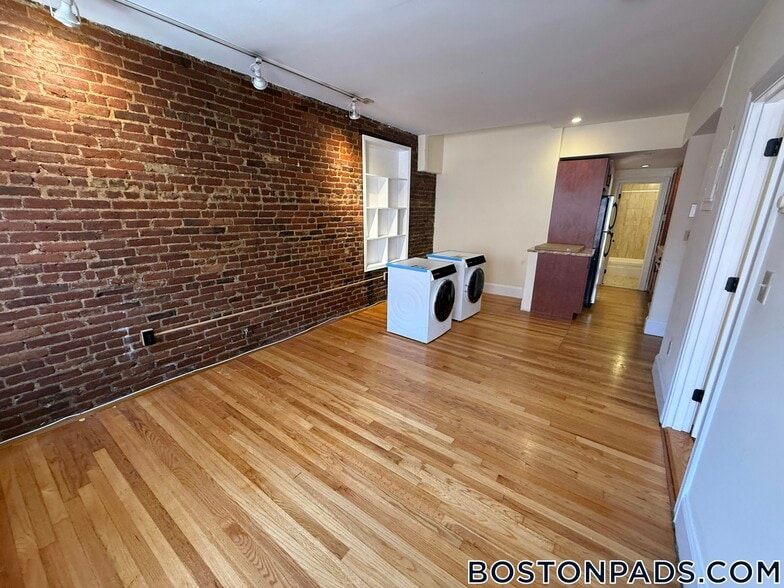 Building Photo - 88 W Cedar St