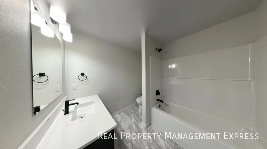 Building Photo - 3 Bedroom 2.5 Bathroom Townhome