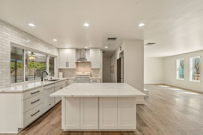 Building Photo - Beautiful 3 bed, 2 bath w/ bonus Room, loc...