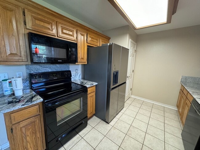 Building Photo - Gorgeous 3-Bedroom Home with Spacious Yard