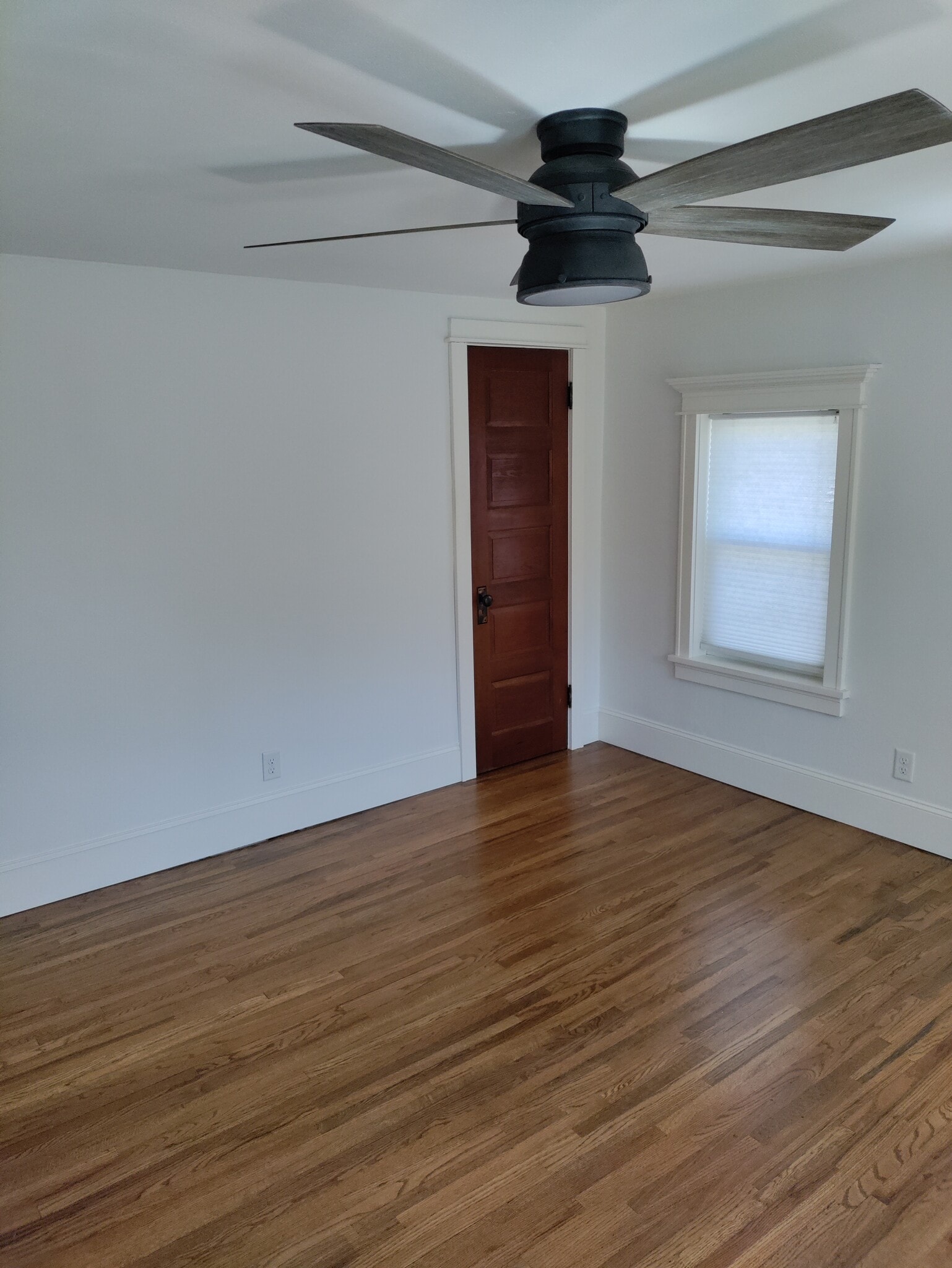 bedroom - 403 W 1st St