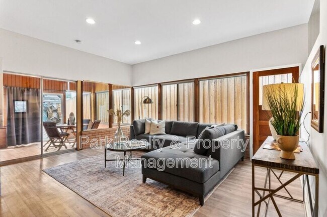 Building Photo - 2742 W Denver Pl