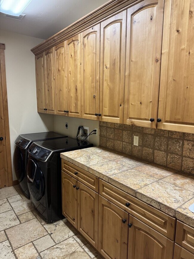 Building Photo - Luxury 5-Bedroom, 6-Bathroom Mountain Retreat – Hot Tub, Fireplaces, & More!