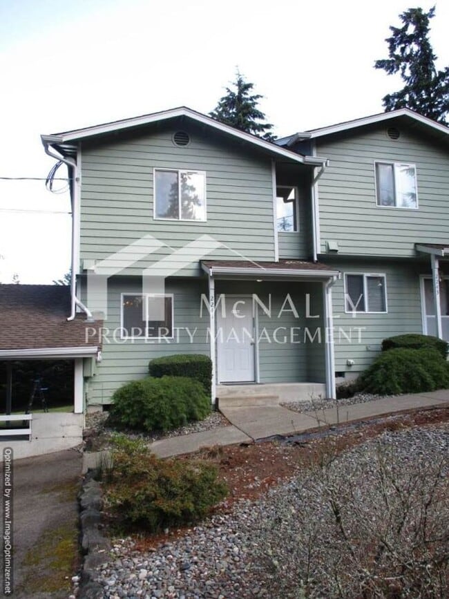 Building Photo - 2 Bedroom, 1.5 Bathroom Townhouse in Port ...