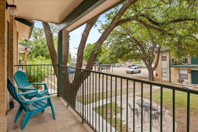 Building Photo - Great Location, Immediate Move In available - 2 bed / 2 bath Condo - 100% off First Month's rent!