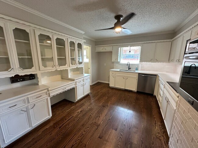 Building Photo - For Rent: Upgraded 3 Bed, 2.5 Bath Home in...