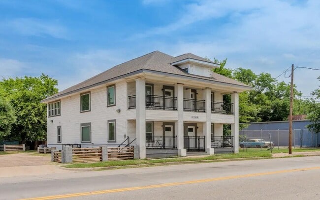 Building Photo - 1704 S Akard St