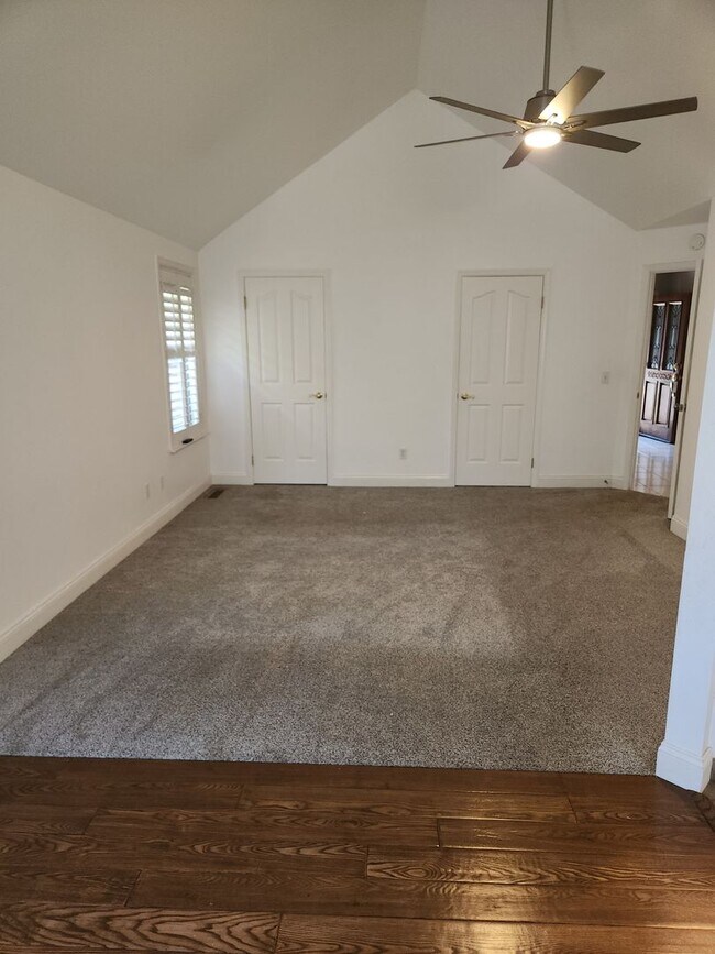 Building Photo - Lovely 4 bedrooms, 3 bathrooms in Windsor