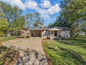 Building Photo - 2-Bedroom Furnished Home with Large Lot in...