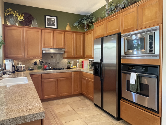 Granite Counters and Stainless Steel Appliances - 18 Vista Mirage Way