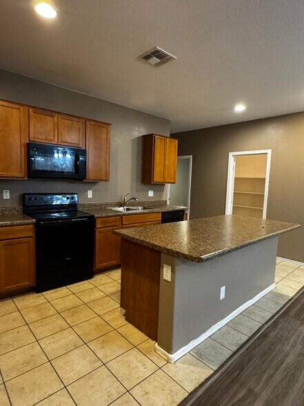 Building Photo - 7136 W Palo Verde Dr