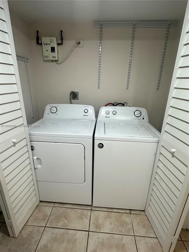 Building Photo - 8255 Lake Dr