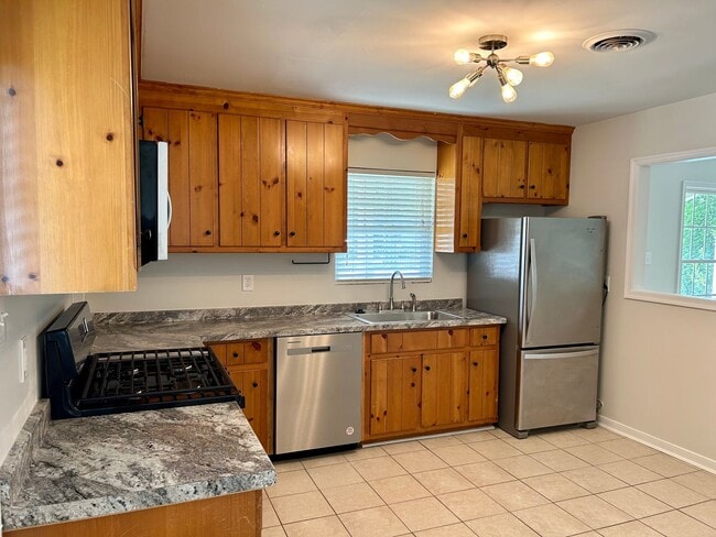 Building Photo - Charming 3 bedroom, 2.5 bath cottage within minutes to Shoppes at Willow Lawn, Carytown