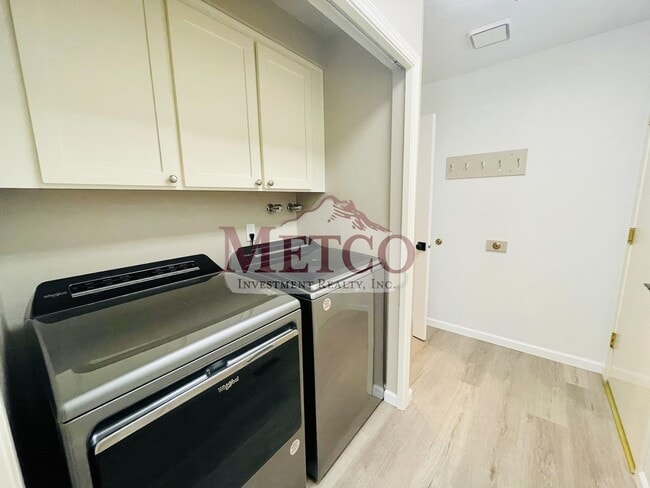 Building Photo - Beautiful 4 bedroom, 3 Bath House in Desirable Gilham Neighborhood!