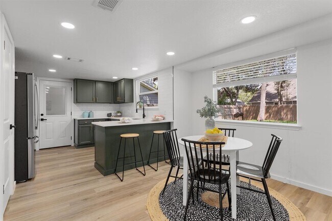 Building Photo - 9730 Anderson Village Dr