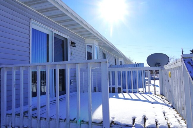 Building Photo - 2 Bedroom, 2 Bath Home