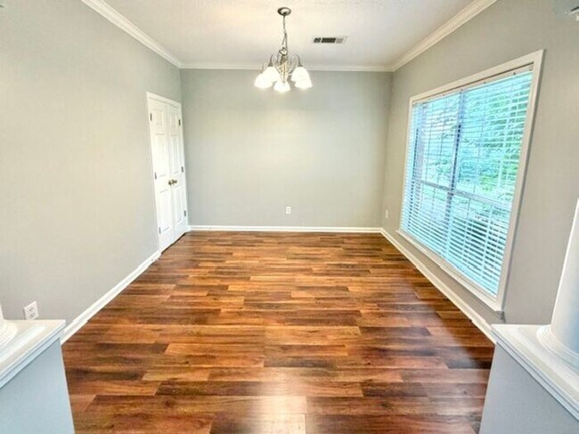 Building Photo - Spacious 4 bedroom with den available now in Cordova.