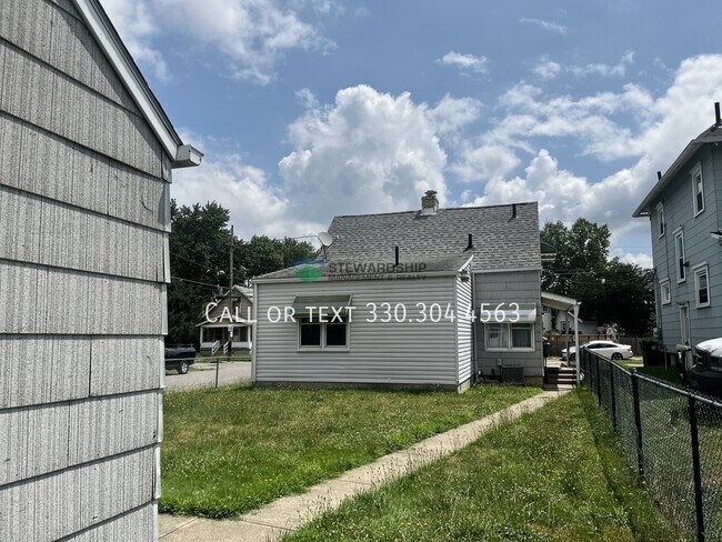 Building Photo - 2119 Maple Ave NE