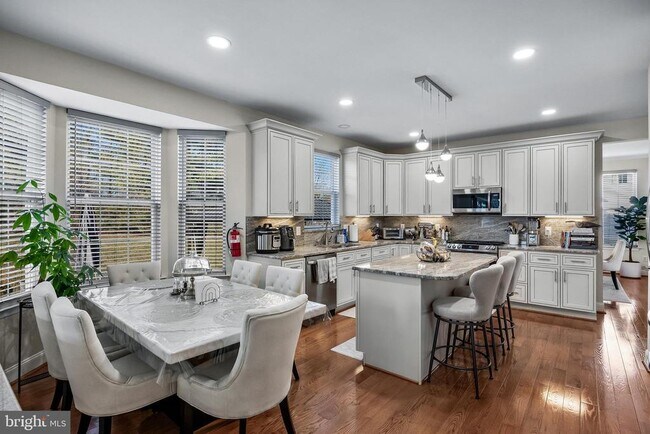 Building Photo - 7 Madison Ct