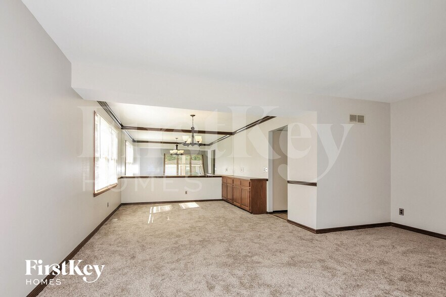 Building Photo - 1005 Lancaster Dr