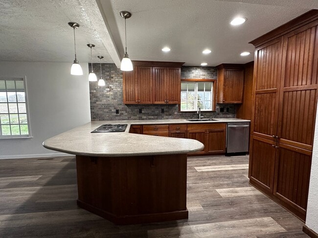 Building Photo - 3 Bedroom 2 bath Farm house