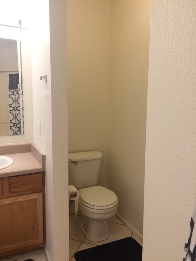 Building Photo - Under Market Rate! 3 bedroom 2 bath Townho...