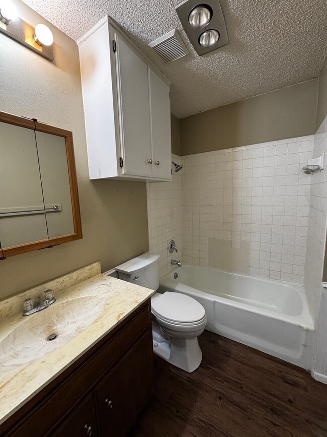 Building Photo - Large 2bedroom 2bathroom CH/A 2 car garage