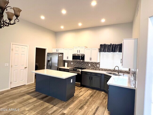 Building Photo - 3464 E Thornton Ave