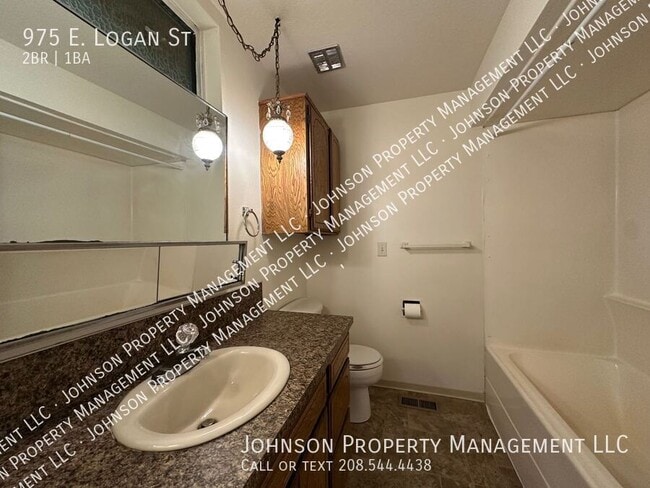 Building Photo - 975 E Logan St