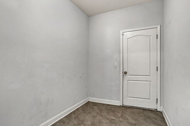 Building Photo - Beautiful 5/4 Home with Over 4k sqft, Fenced in Yard & 3 Car Garage! Pet friendly!