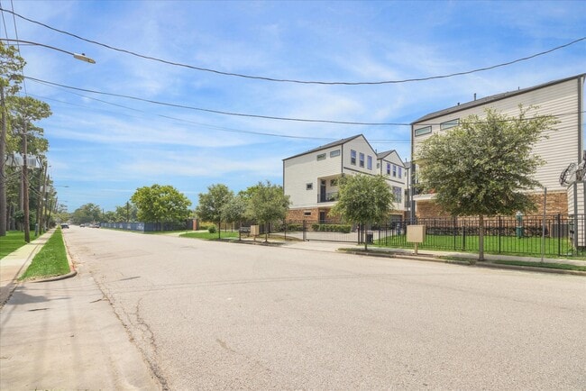 Building Photo - 746 W Donovan St