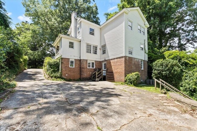 Building Photo - 904 Edgewood Cir