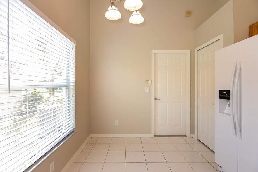 Building Photo - 4505 Sanibel Way