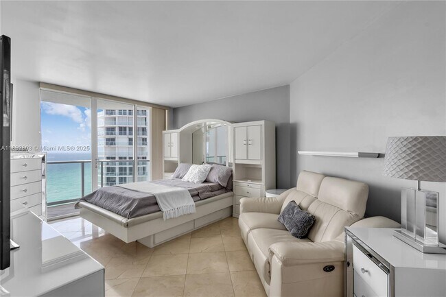 Building Photo - 16485 Collins Ave