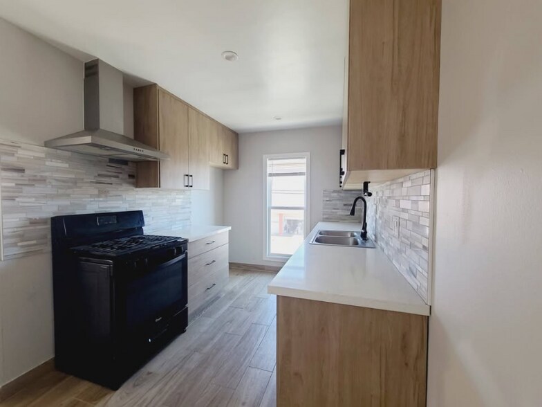 Building Photo - 9949 Pinewood Ave