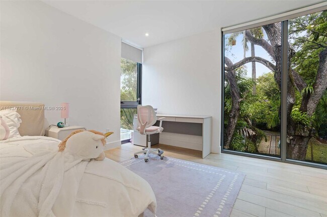 Building Photo - 2780 SW 22nd Ave
