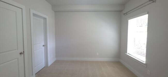 Building Photo - Beautiful Townhome in Doraville - Gated Community!