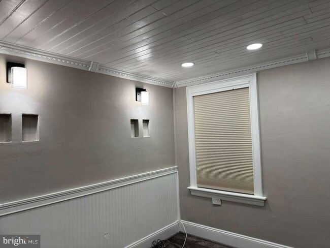 Building Photo - 725 W Mt Vernon St