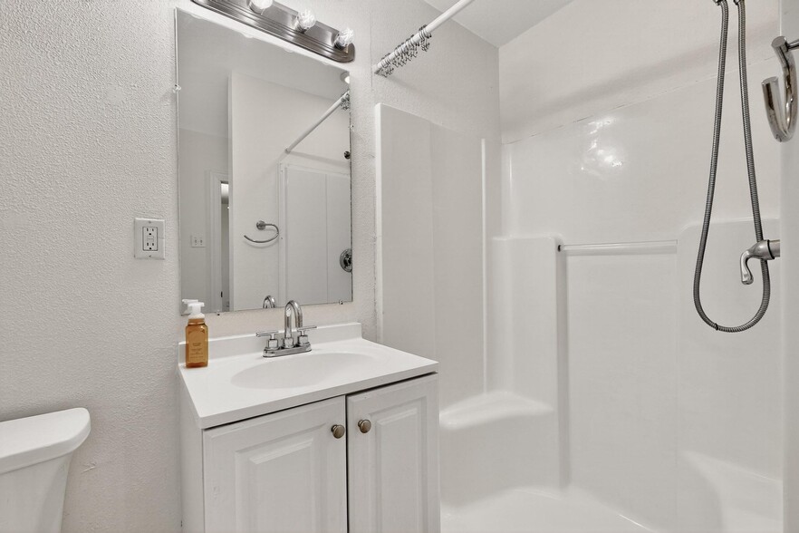 Building Photo - 5645 Santa Fe Ave