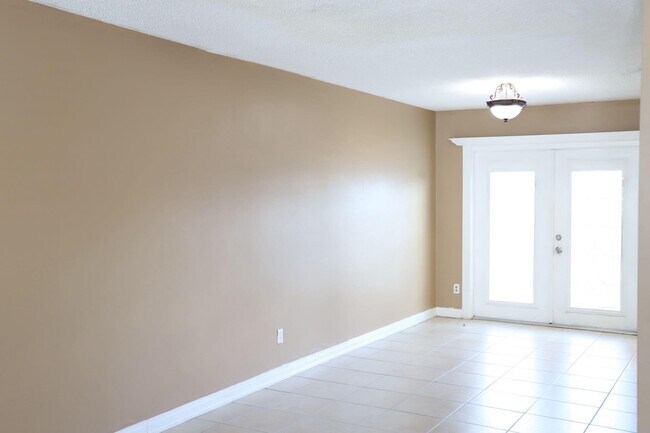 Building Photo - 2303 Seaside Dr