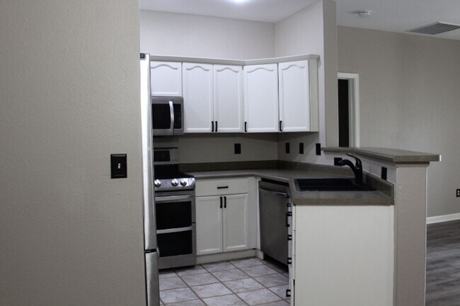 Building Photo - Charming 2 BR/2 BA Condo located in Little...