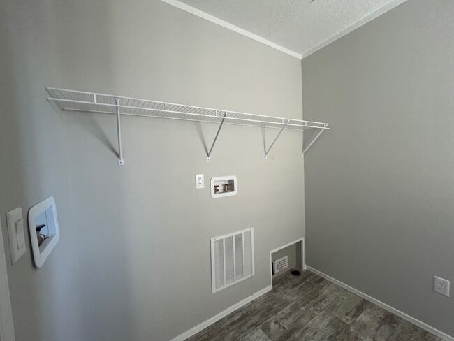 Building Photo - 3 Eland Dr