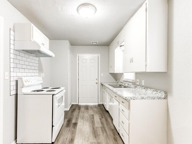 Building Photo - Charming 2 bed 1 bath home with many updates!